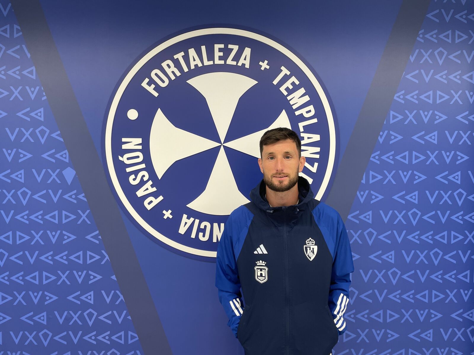 Borja Valle, el único canterano de la Deportiva en el primer equipo, recibe a La Nueva Crónica en el Estadio Municipal El Toralín. | JAVIER FERNÁNDEZ