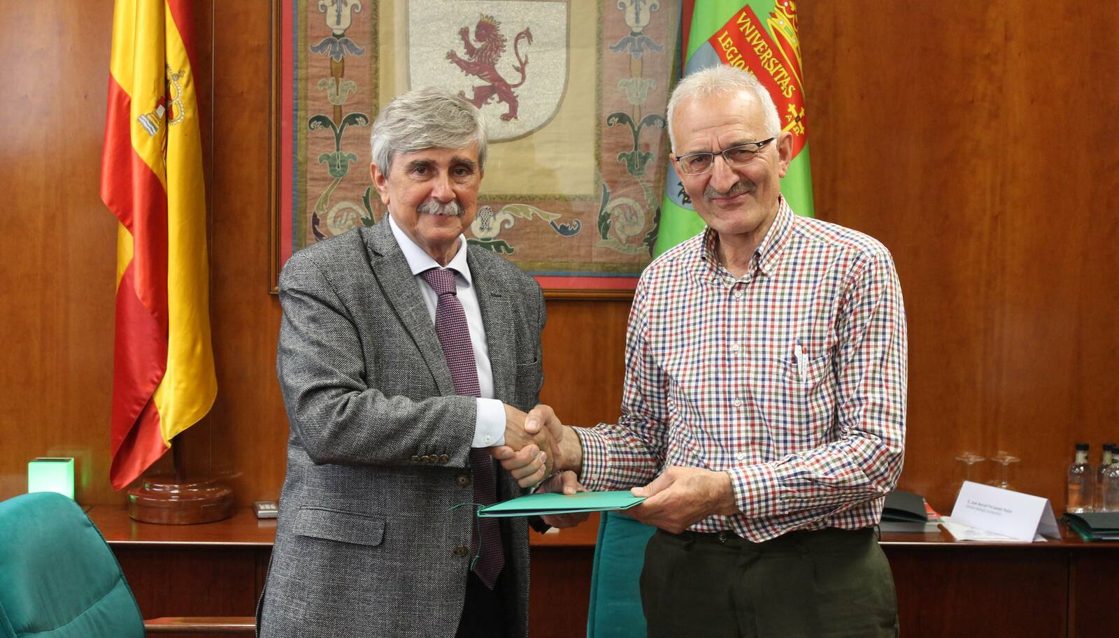 Juan Francisco García Marín y Urbano Seco tras la firma del convenio entre ULE y Ayuntamiento de Gordoncillo. | L.N.C.