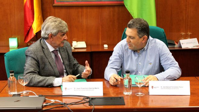 Juan Francisco García Marín durante la firma con José Manuel Fernández de Gordonzello. | L.N.C.