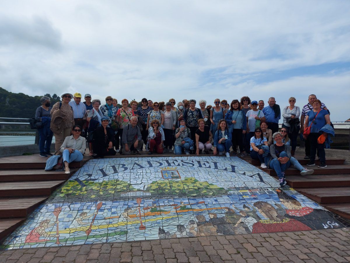 Foto de familia de la última excursión de la Semana del Mayor. | L.N.C.