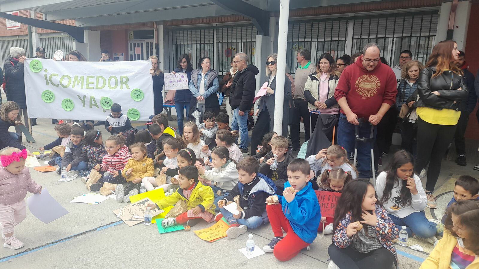 Sentada reivindicativa de los alumnos del Colegio de La Placa. | MAR IGLESIAS