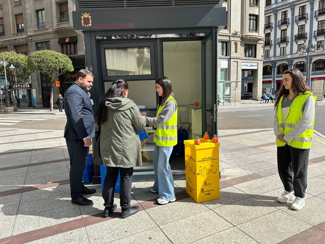 El Ayuntamiento y Ecoembes han puesto en marcha la campaña 'Movimiento imparable'. | L.N.C.