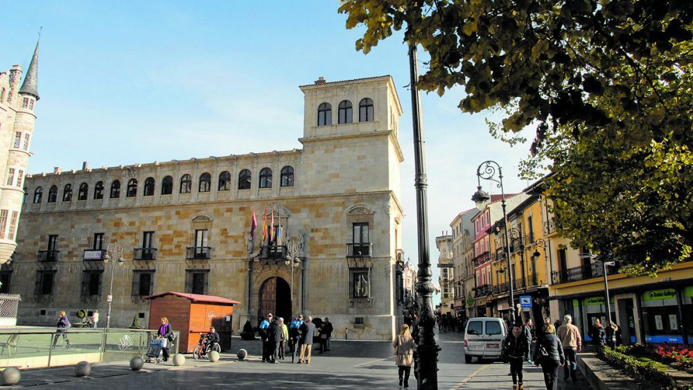 Vista exterior del Palacio de los Guzmanes, sede de la Diputación. | MAURICIO PEÑA Vista exterior del Palacio de los Guzmanes, sede de la Diputación. | MAURICIO PEÑA