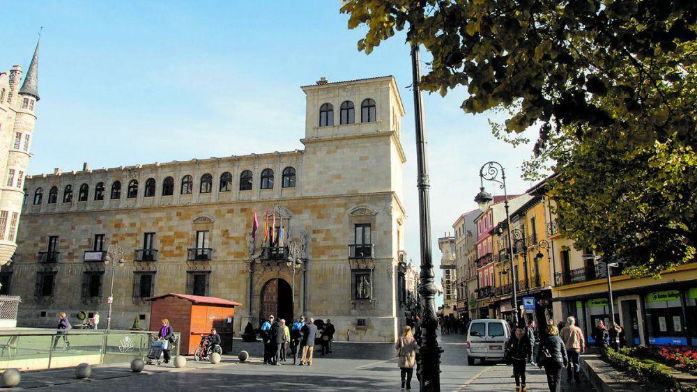 Vista exterior del Palacio de los Guzmanes, sede de la Diputación. | MAURICIO PEÑA