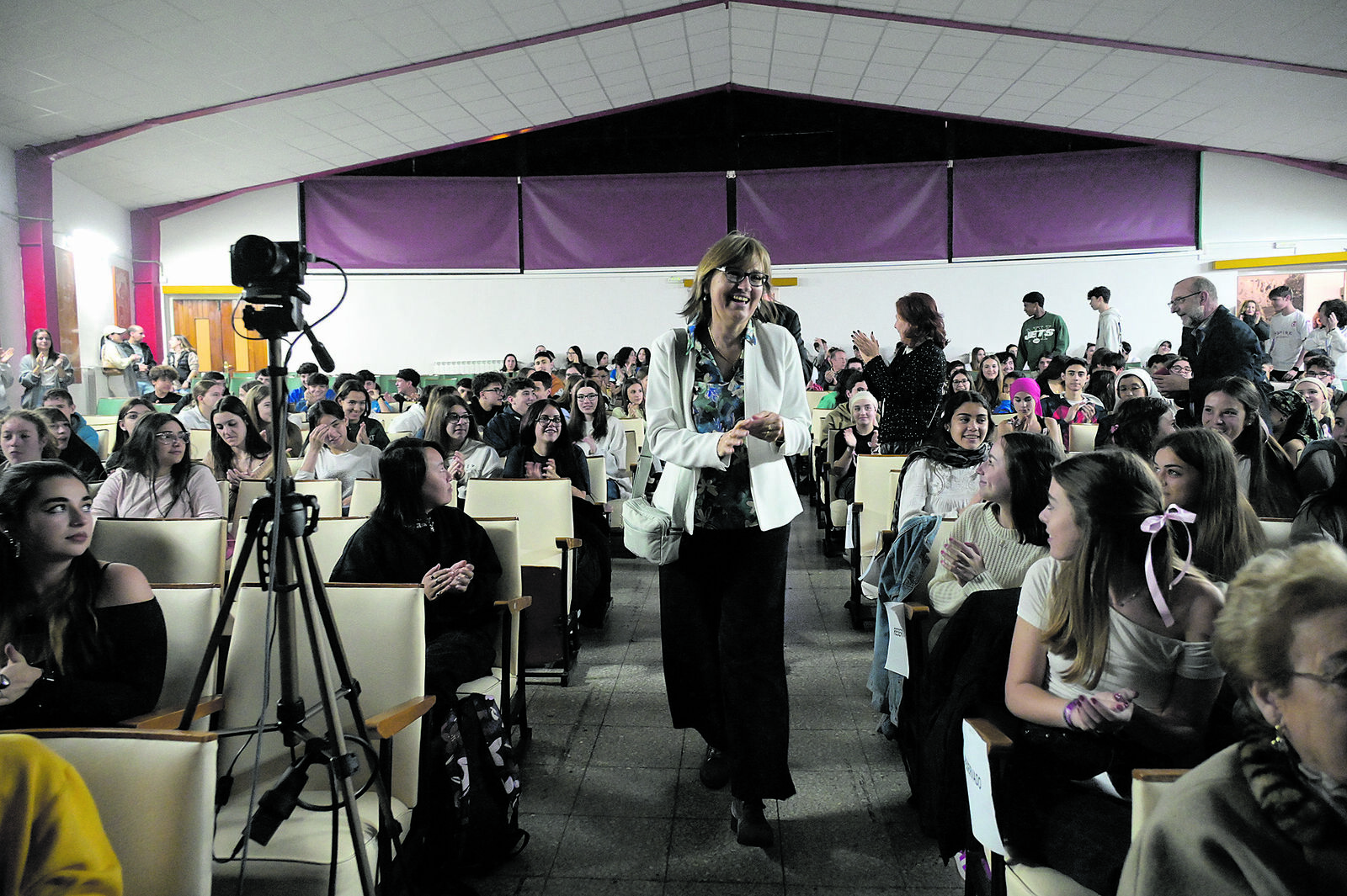 La bañezana Marina Pollán estuvo arropada por la comunidad educativa durante el acto de homenaje. | MAURICIO PEÑA