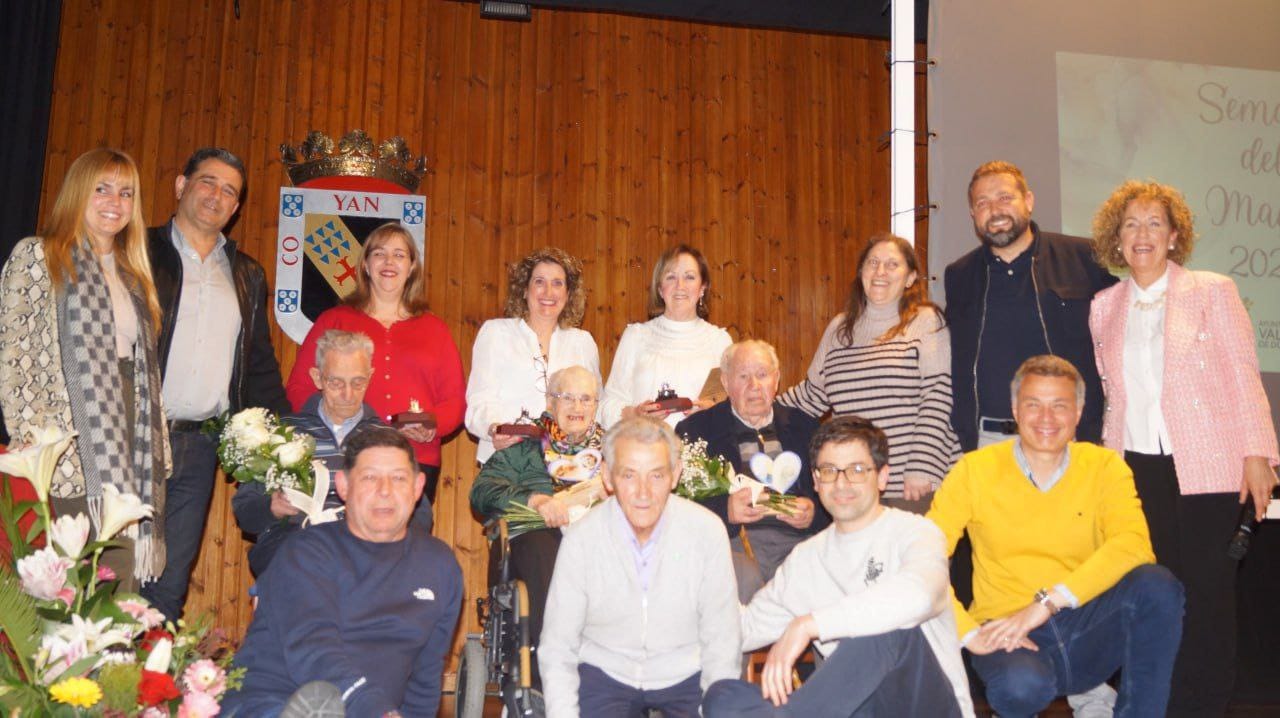 Foto de familia de los homenajeados con sus familiares. | L.N.C.