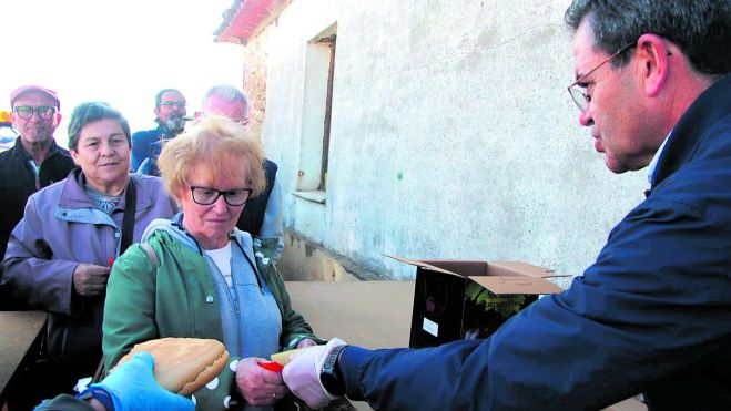 Reparto del pan y el queso. | L.N.C.