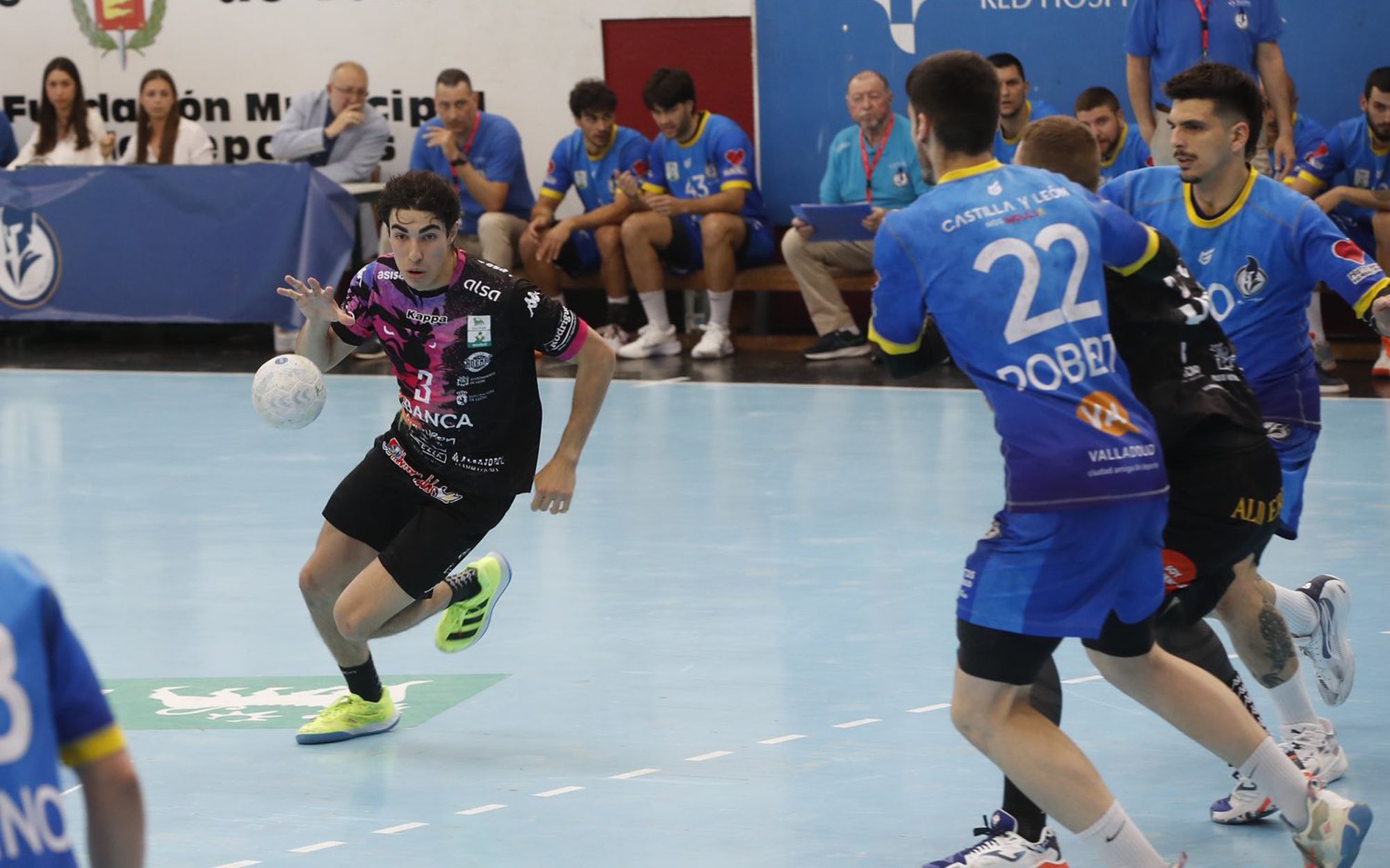 Miñambres busca la penetración frente al Valladolid. | CÉSAR MINGUELA