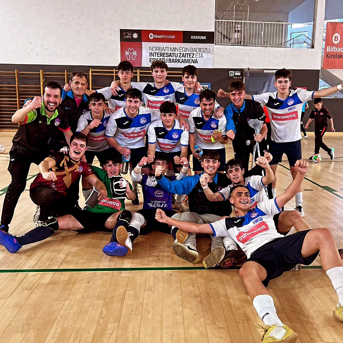 Los componentes del Trepalio festejan el subcampeonato liguero. | TREPALIO