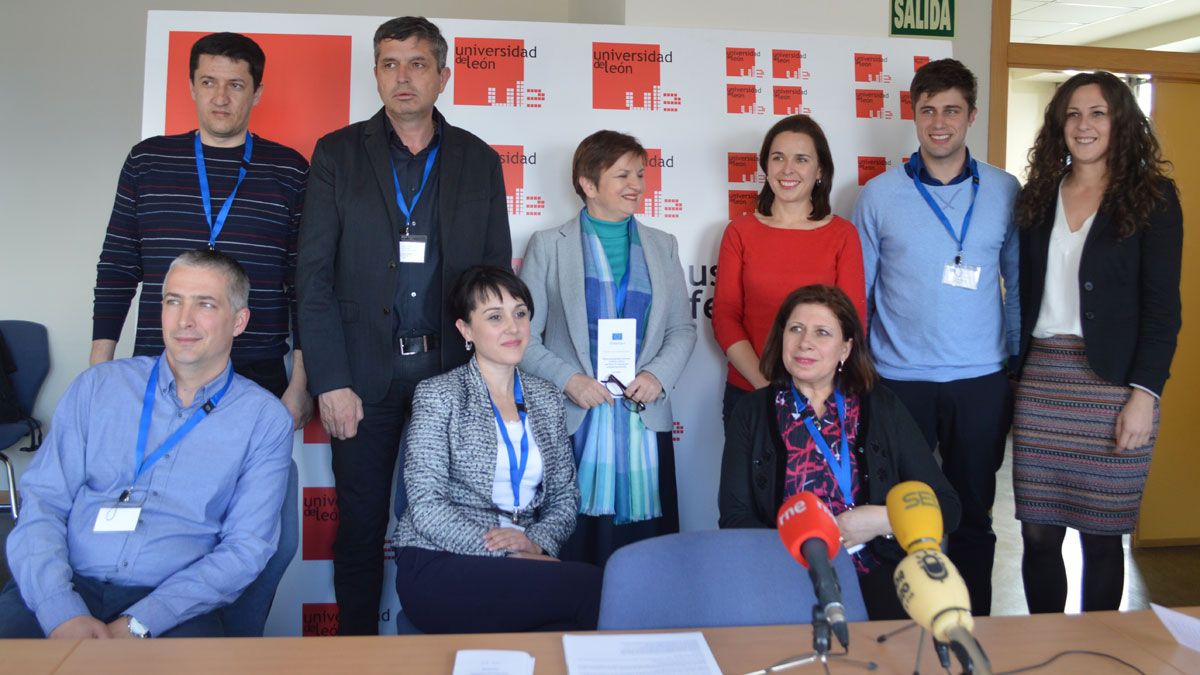 Profesores e investigadores de universidades balcánicas y la coordinadora de 'Geoweb' en el Bierzo, este martes en el campus de Ponferrada. | L.N.C.