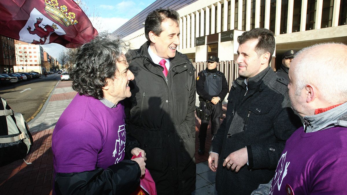 Trabajadores de Everest protestando ante las Cortes de Castilla y León. | MIRIAM CHACÓN