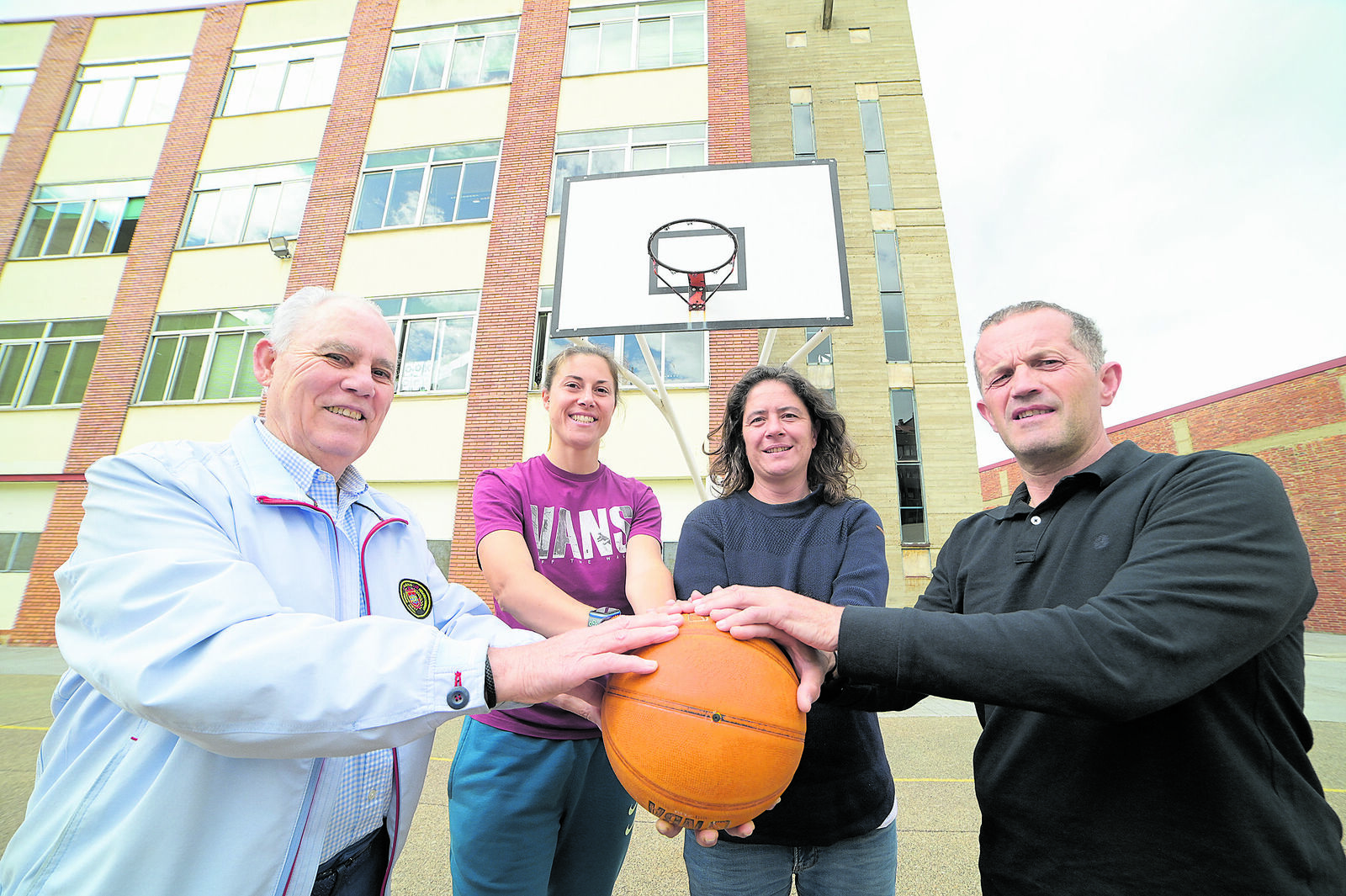 Agustín Montoya, Mabel García, Sara Castrillo y Miguel Estrada, reunidos 20 años después del ascenso en el patio de las Agustinas. | MAURICIO PEÑA