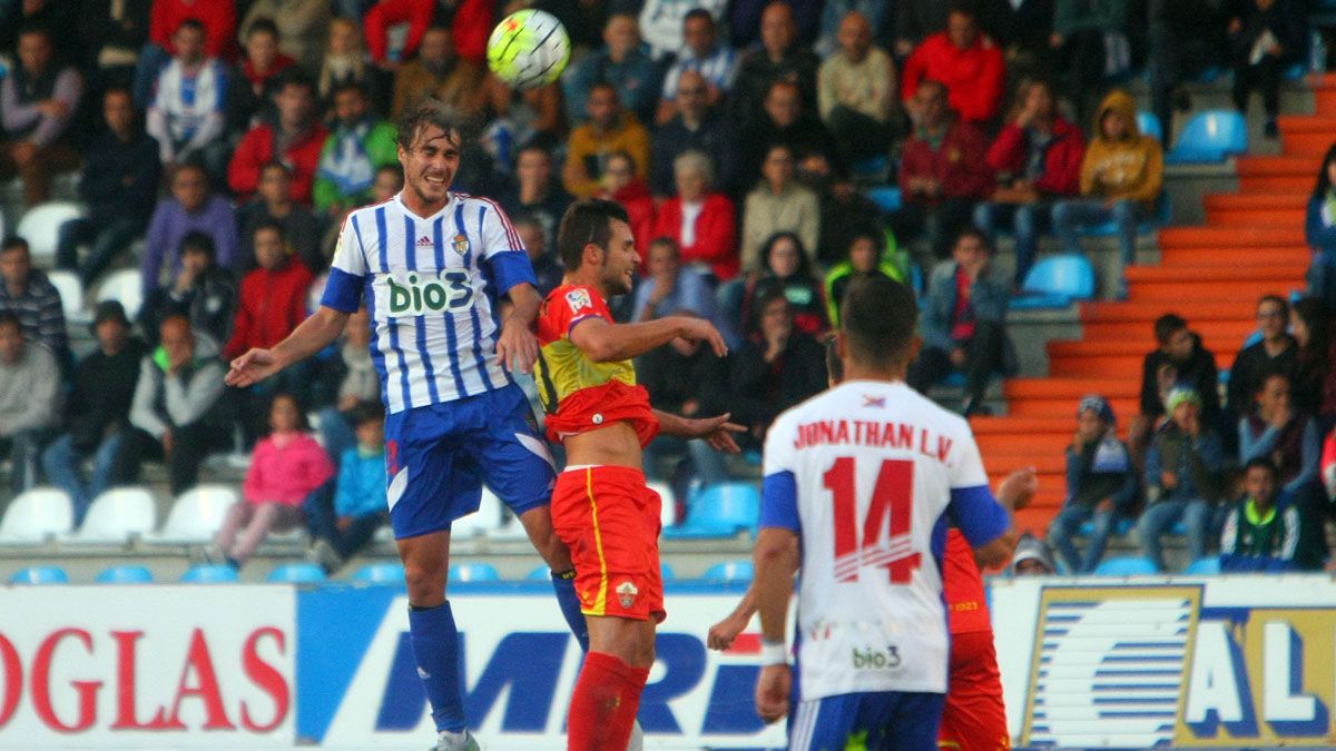 Ignasi Miquel salta a por un balón ante el Elche. | CÉSAR SÁNCHEZ