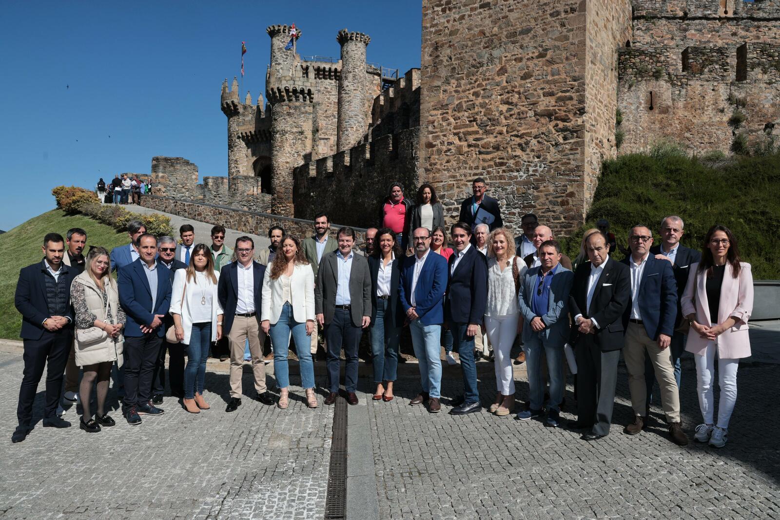 Mañueco paseó por Ponferrada antes del primer mitin de campaña. 