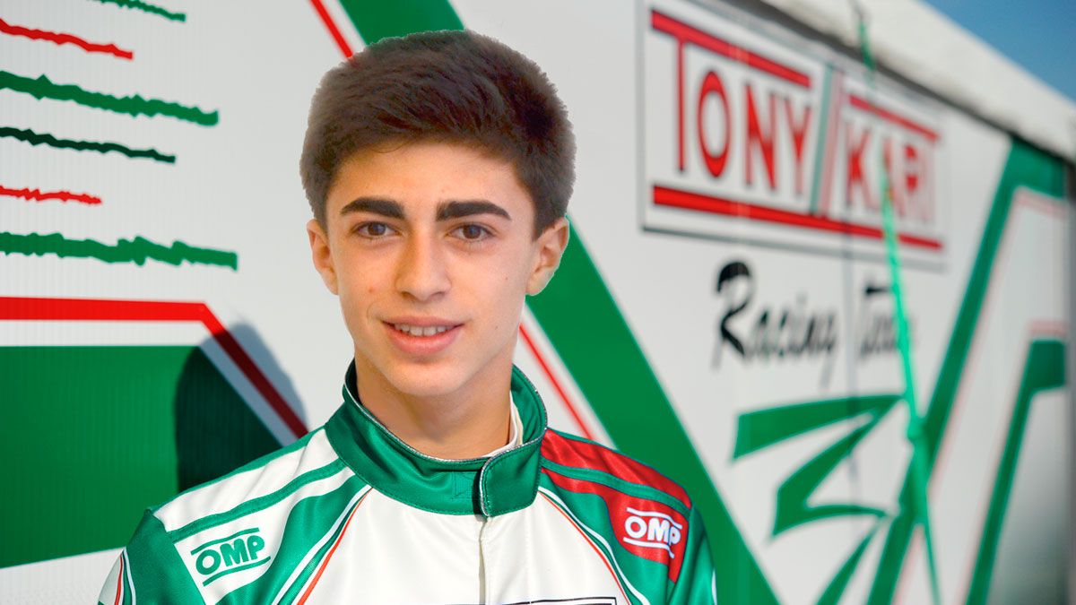 David Vidales posa con los colores de su nuevo equipo. | TONY KART