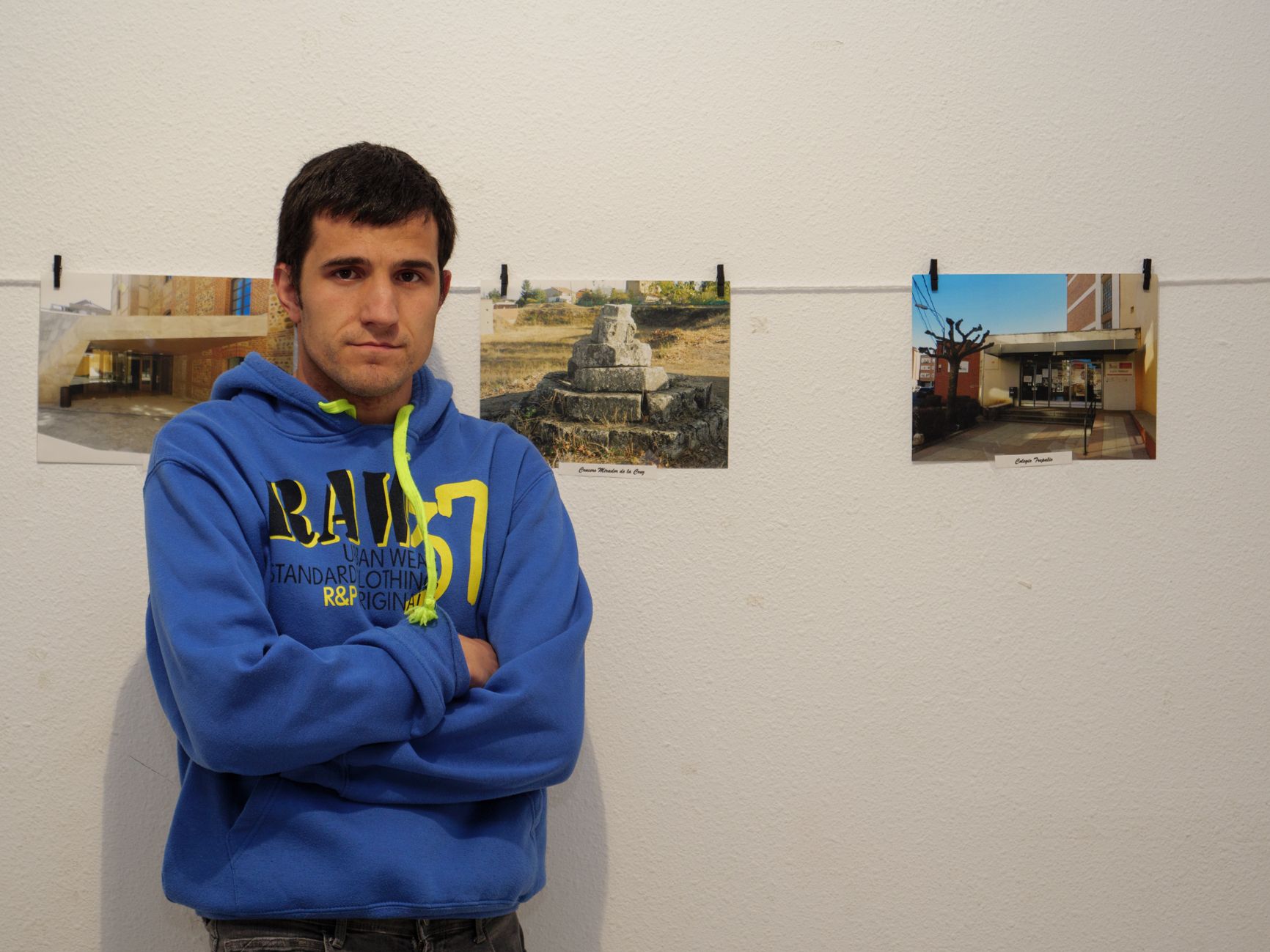 Isaac Llamazares posa junto a algunas de las fotografías que expone en la Casa de Cultura de Trobajo del Camino. | VICENTE GARCÍA