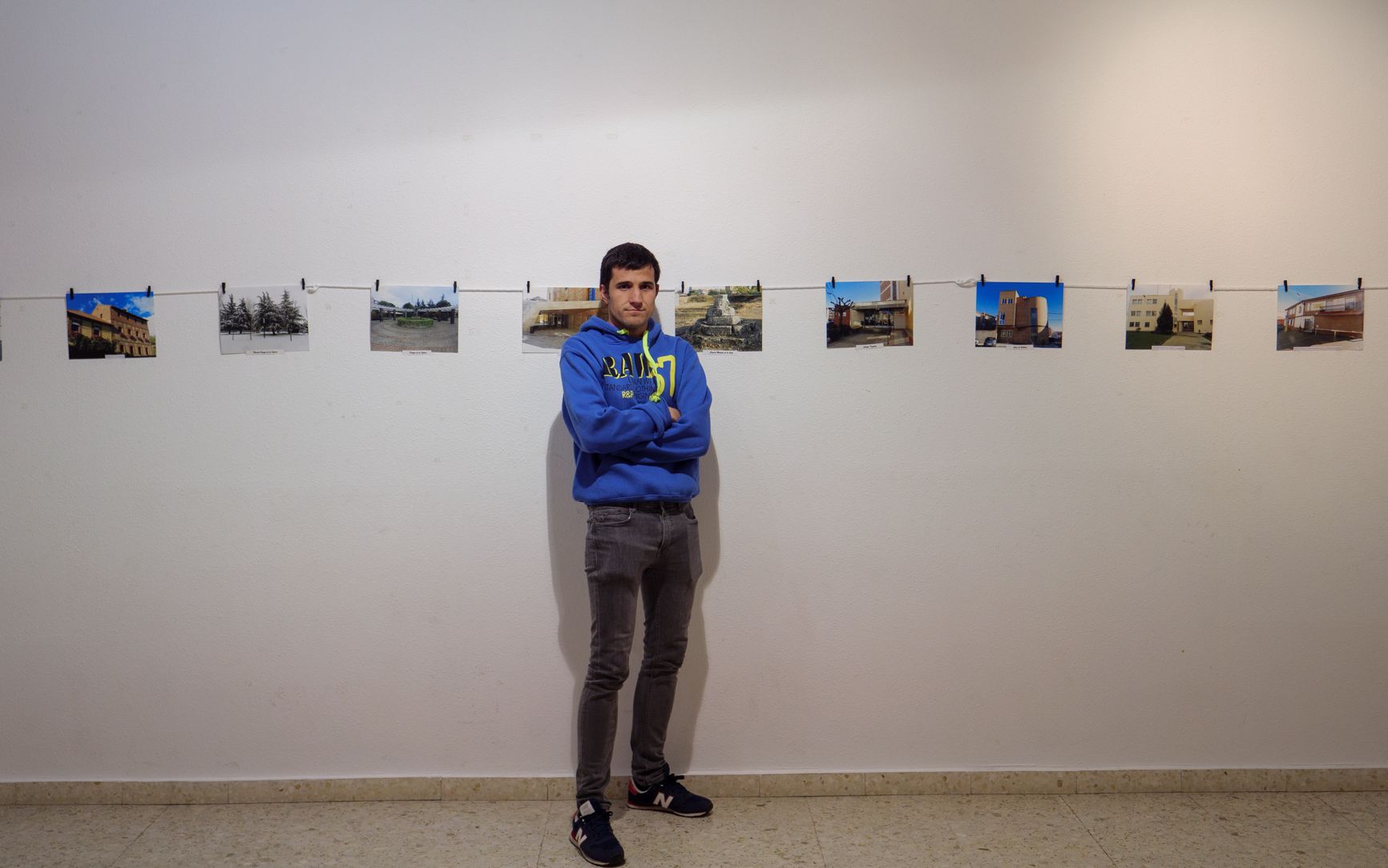 Imagen Isaac Llamazares ante varias de sus fotos Imagen Isaac Llamazares ante varias de sus fotos