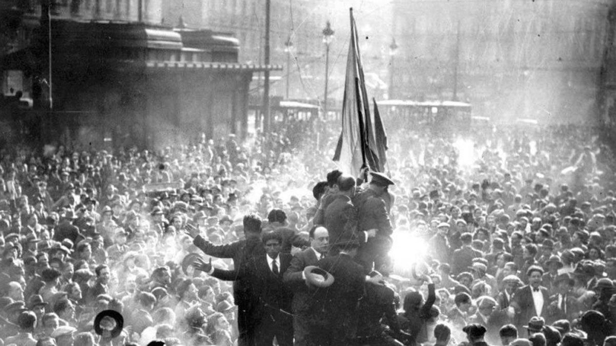La Puerta de Sol durante la proclamación de la II República, el 14 de abril de 1931.