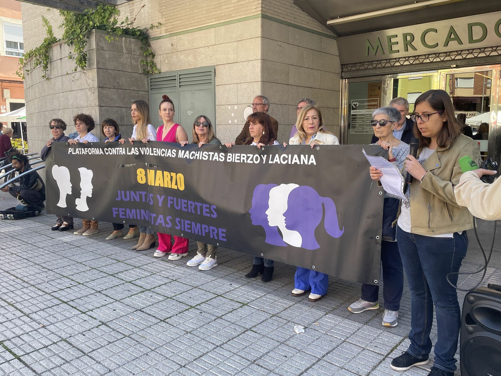 Concentración frente al Mercado de Abastos de Ponferrada en un nuevo ‘Sábado sin sol’. | Javier Fernández