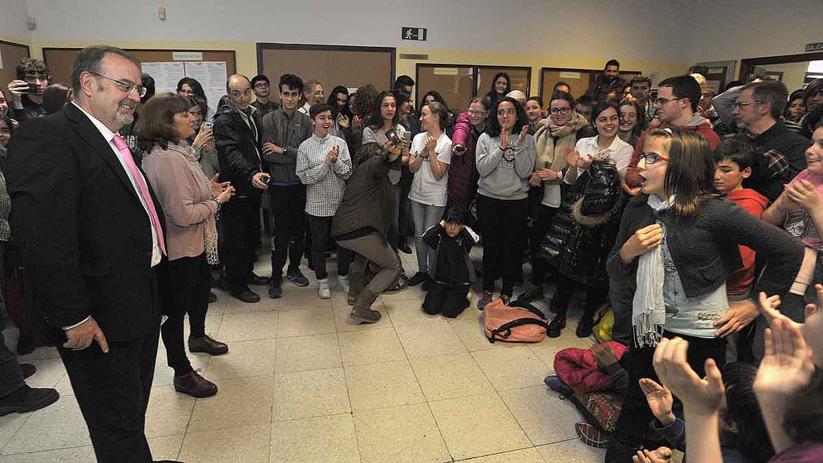 El consejero de Educación, Fernando Rey, atiende las quejas de la comunidad educativa por el traslado del Conservatorio al Ifycel. | DANIEL MARTÍN
