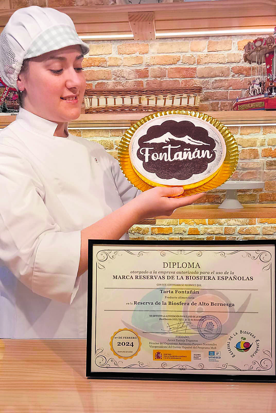 Madrigal con la tarta y el diploma de la Marca Reservas de la Biosfera.