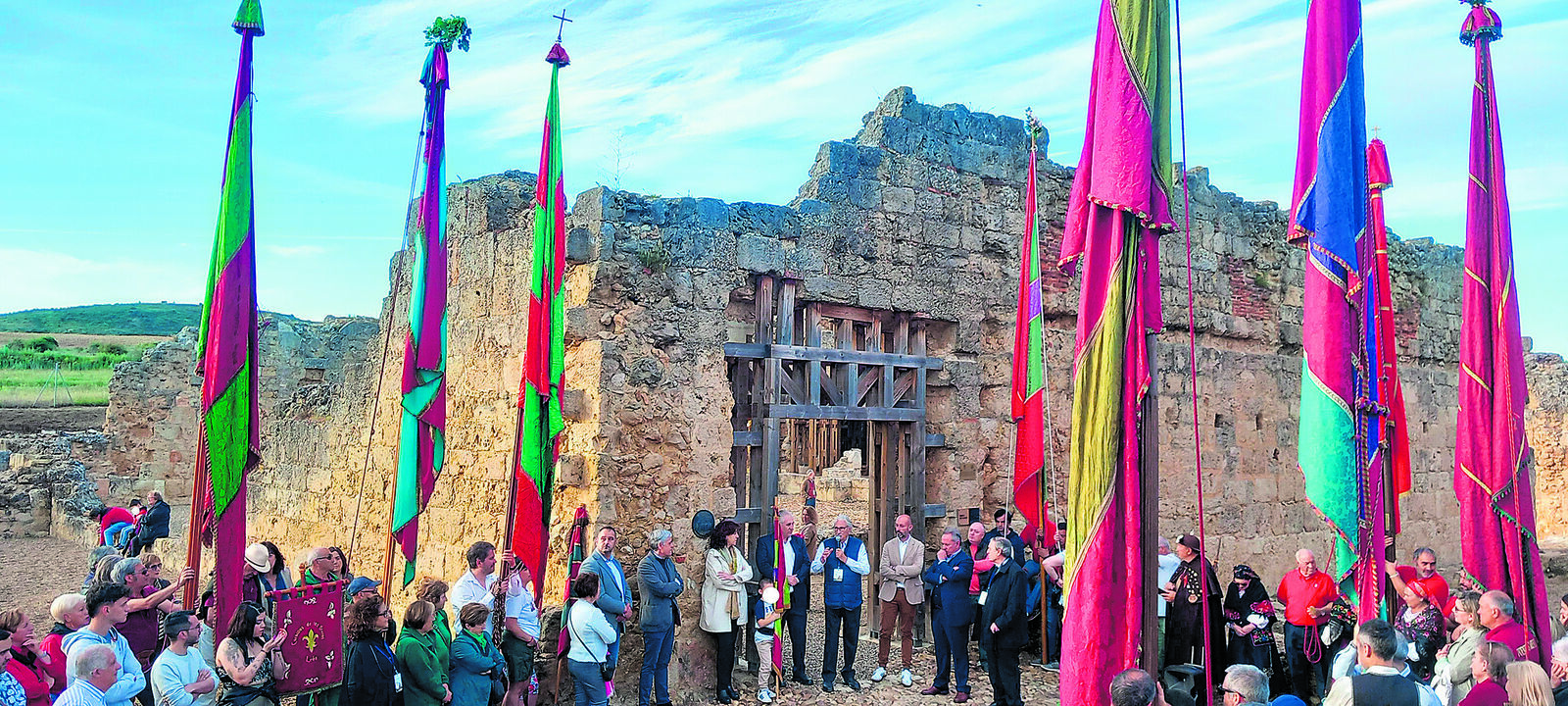 La visita al monasterio de Eslonza sirvió para colocar la placa del premio Europa Nostra a su restauración. | HISPANIA NOSTRA