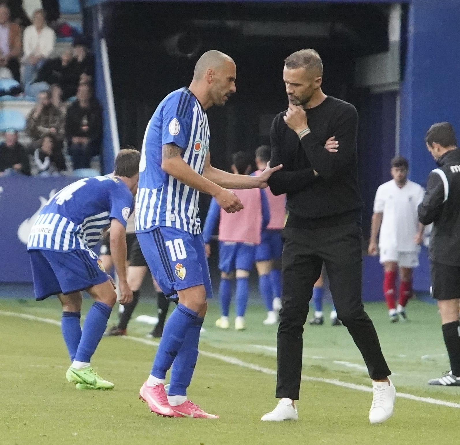 Juanfran y Yuri hablando en la banda durante el partido ante el Teruel. | SDP