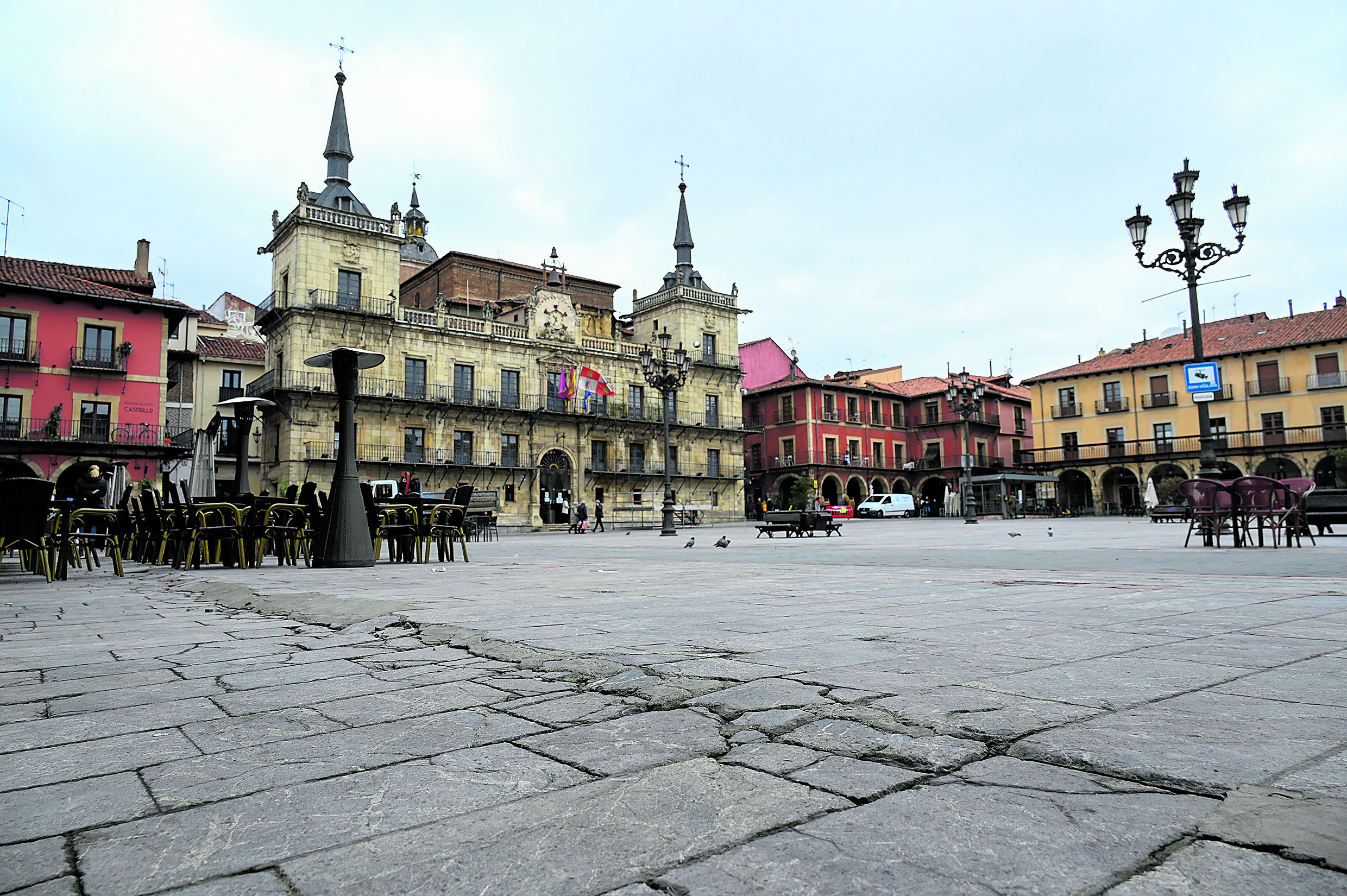 El plan del Ayuntamiento de León pasa por rehabilitar en primer lugar el pavimento y el ‘Consistorio Viejo’. | SAÚL ARÉN