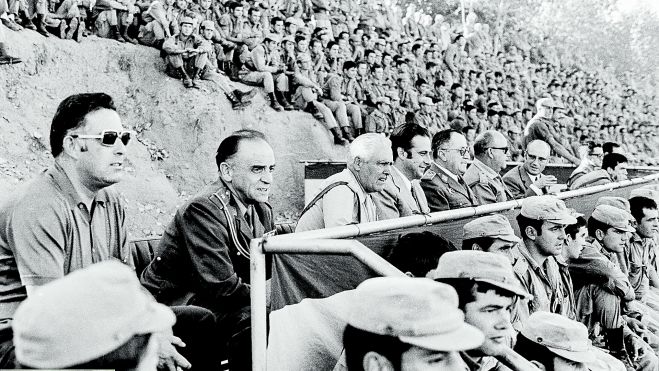 Beirán, directivo, y Panero, presidente, rodeados de las autoridades militares en el palco de honor. | FERNANDO RUBIO