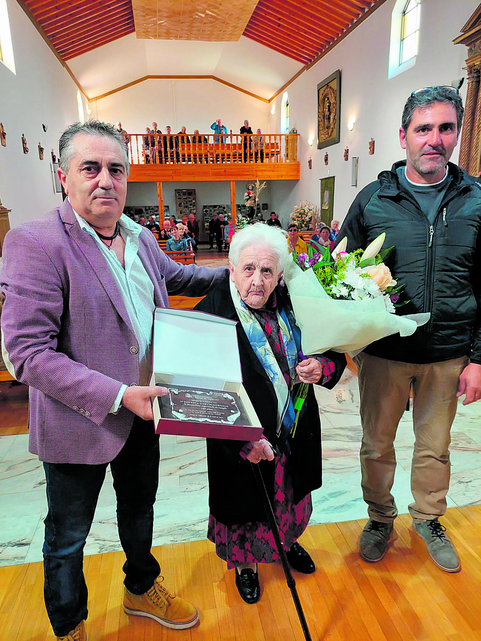 Eugenia recibió el cariño de los vecinos encabezados por el alcalde y el presidente. | L.N.C.