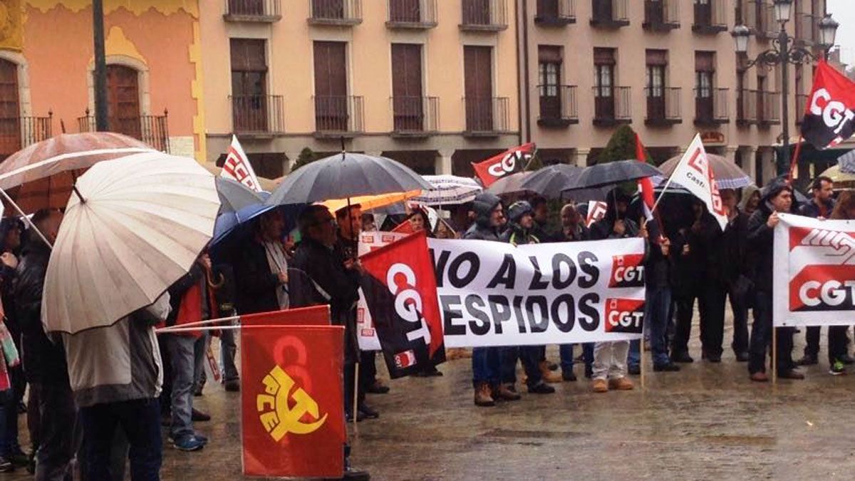 Trabajadores del servicio de basuras, a las puertas del Ayuntmaiento de Ponferrada, este jueves. | C. FARELO