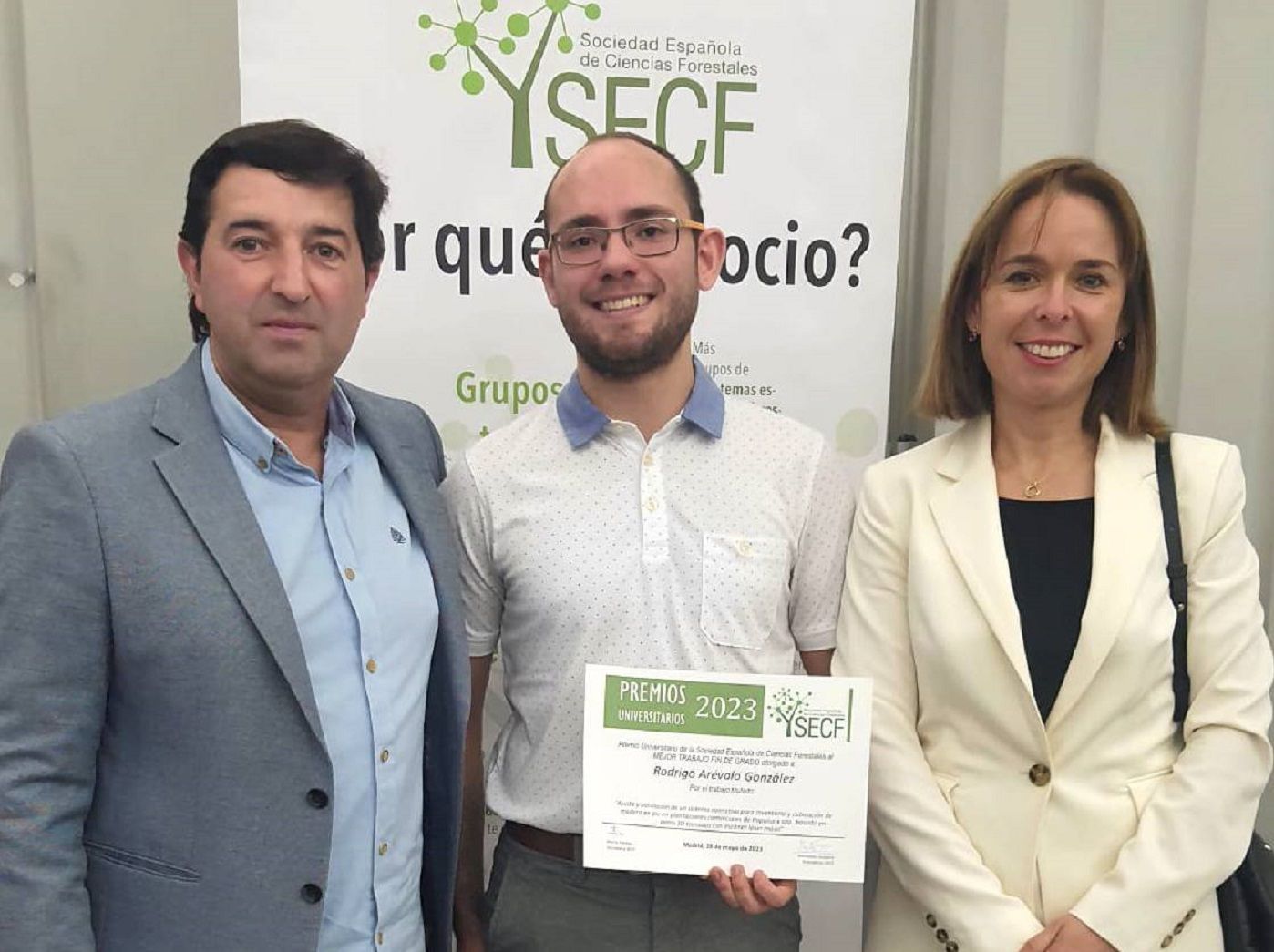 El premiado, Rodrigo Arévalo  González, franqueado por sus tutores, Carlos Álvarez Cuevas y Flor Álvarez Taboada.