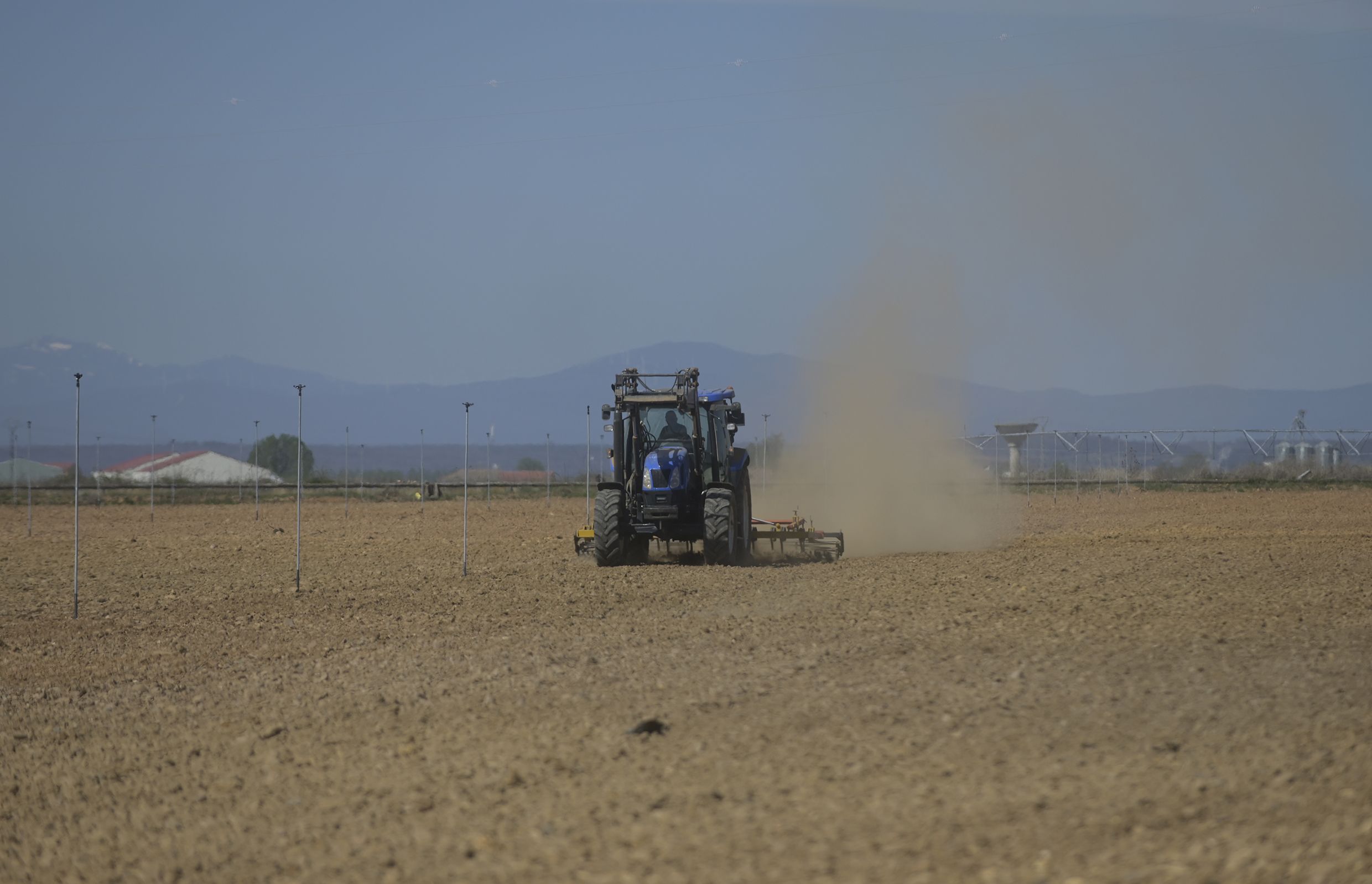 Un agricultor leonés realizando labores en el campo. | JESÚS F. SALVADORES