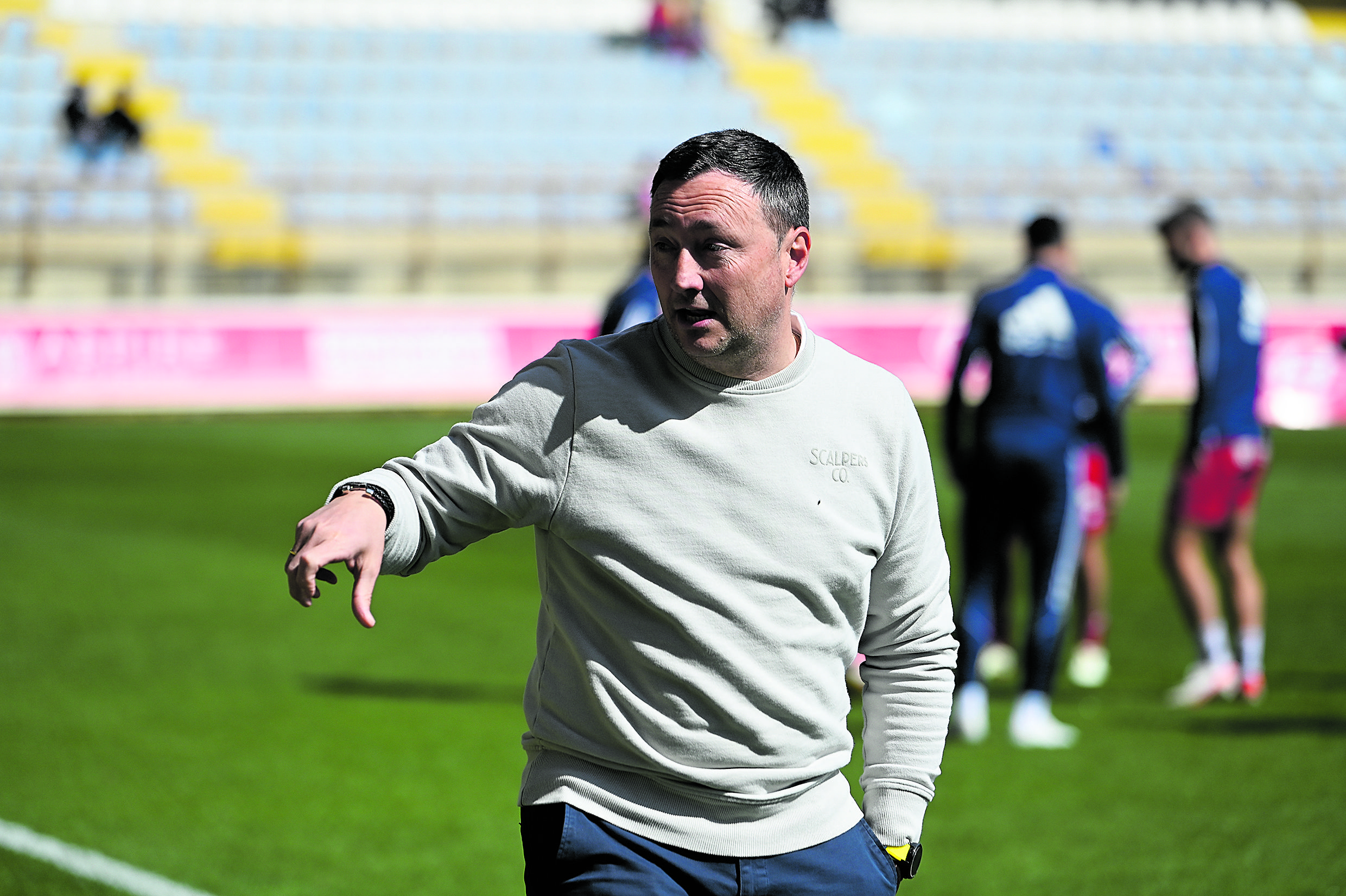 Raúl Llona da instrucciones durante un encuentro en el Reino. | SAÚL ARÉN