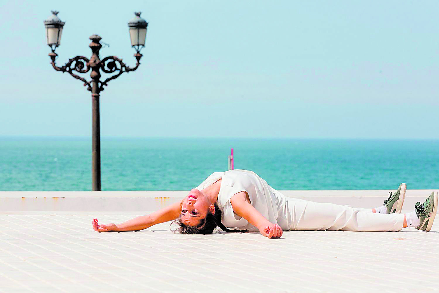 Marcia Vázquez Ramírez en la puesta en escena del espectáculo ‘Onde pousa a humidade’ en el Festival Cádiz en Danza. | LOURDES DE VICENTE