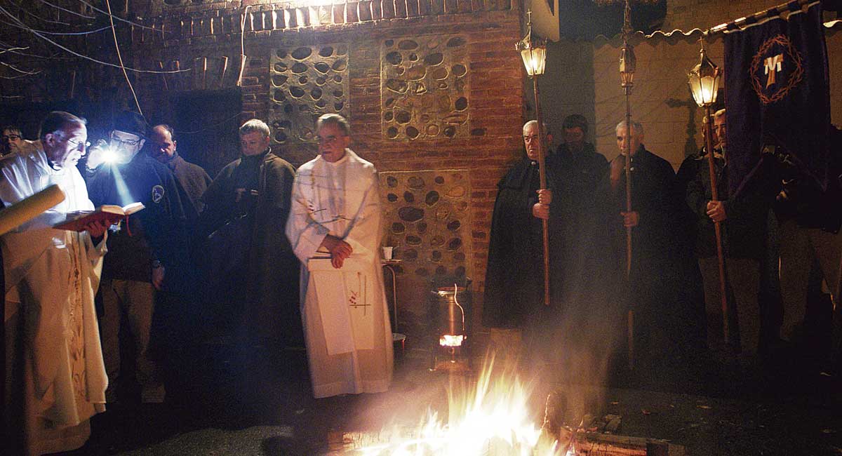 Hoguera y bendición del cirio pascual y las Candelas en Villaseca de la Sobarriba, con la cofradía de la Expiración y del Silencio, con sus capas pardas. | ANTONIO