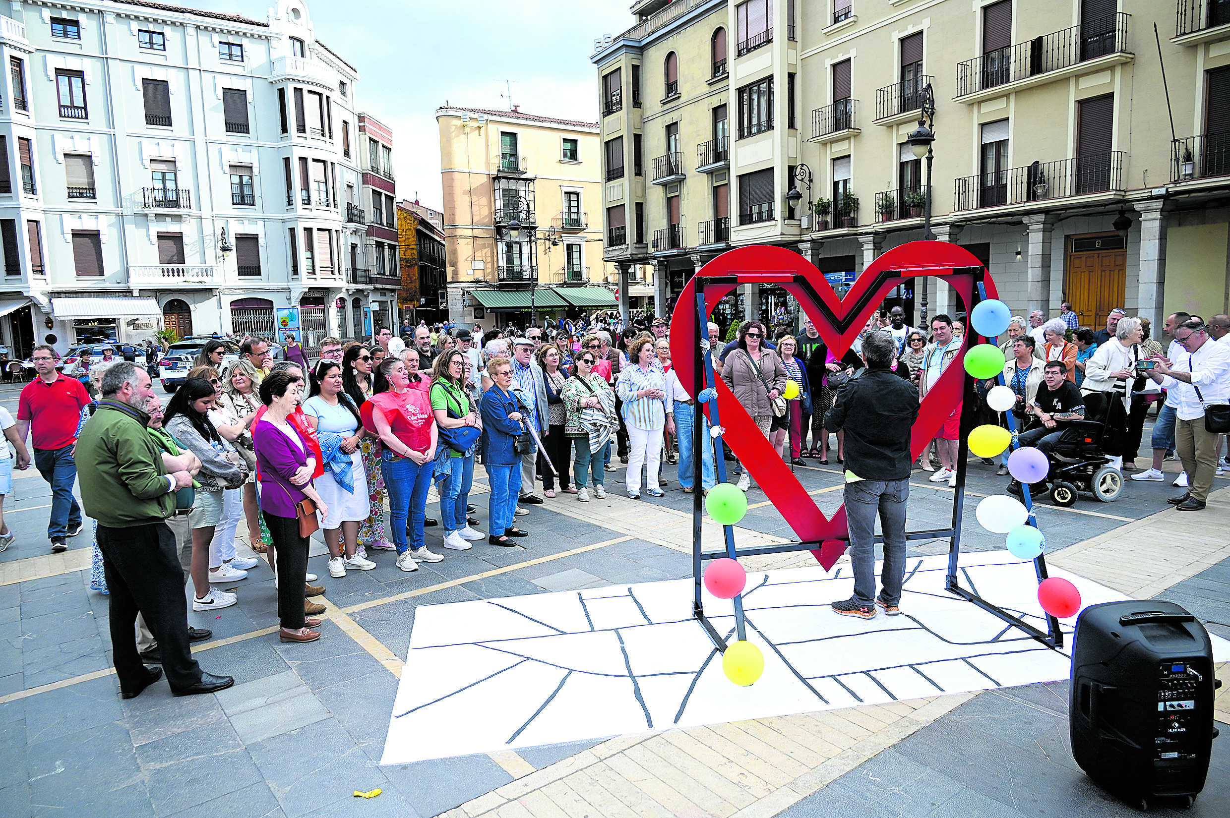Acto público de Cáritas Diocesana de León en la plaza de la Catedral por el Día de Caridad. | SAÚL ARÉN