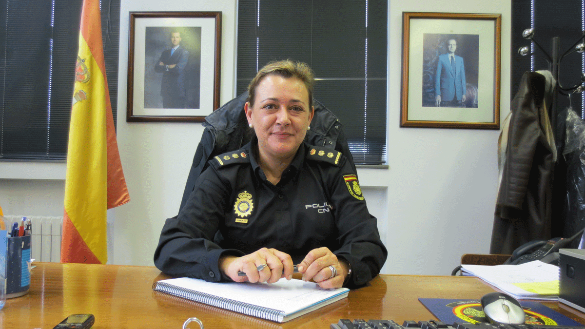 La comisaria de la Policía Nacional de Ponferrada, Estíbaliz Palma, durante la entrevista con La Nueva Crónica. | L. N. C.