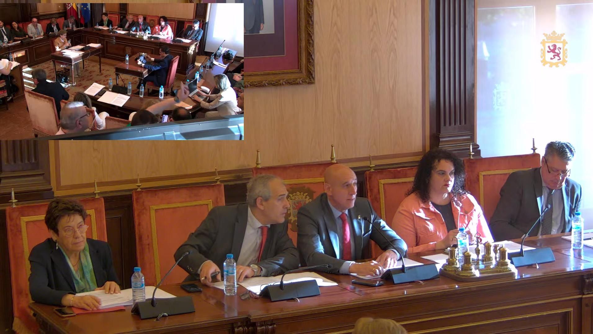 Un instante de la sesión plenaria del Ayuntamiento de León. | LNC