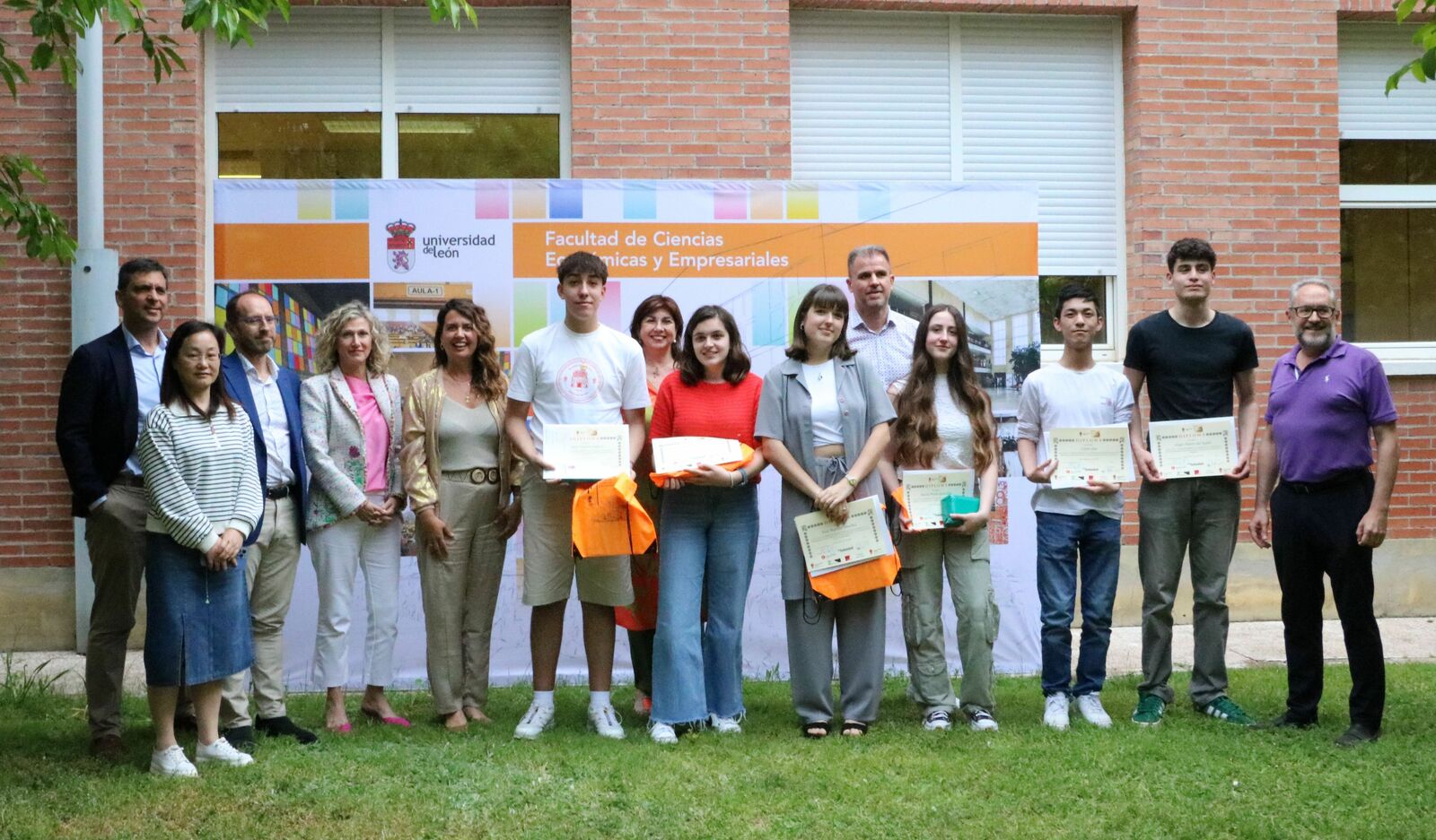 Entrega de premios de la Olimpiada de Economía.