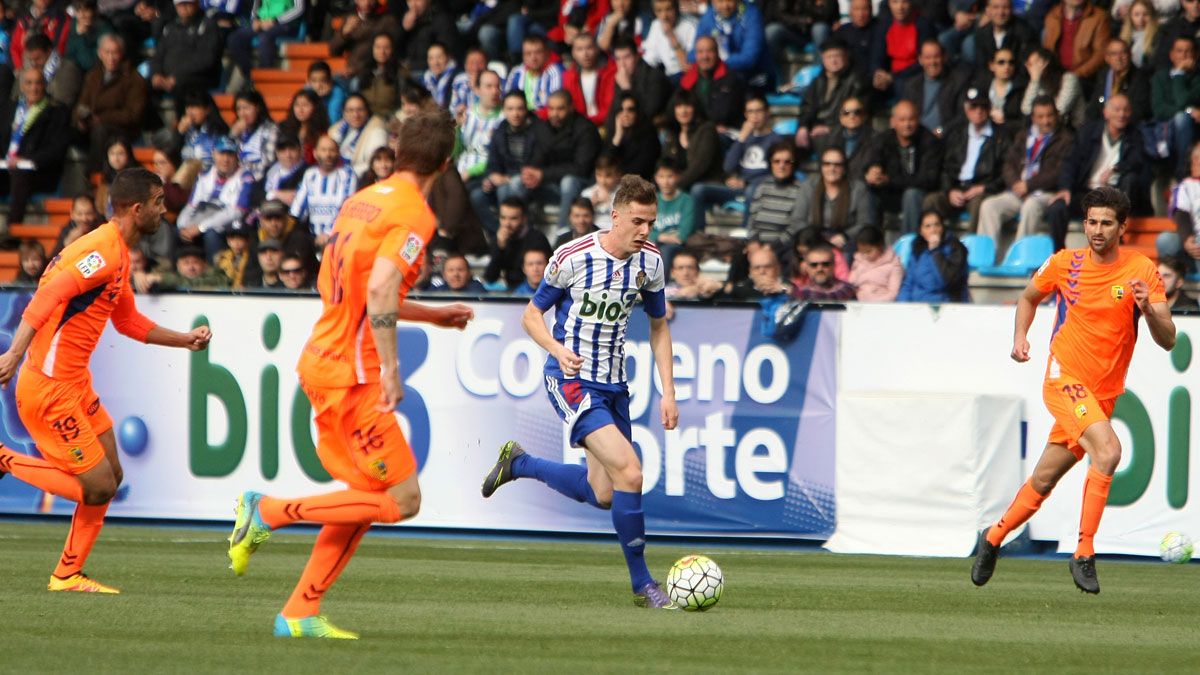 Luka Djordjevic conduce el balón ante el Llagostera. | CÉSAR SÁNCHEZ