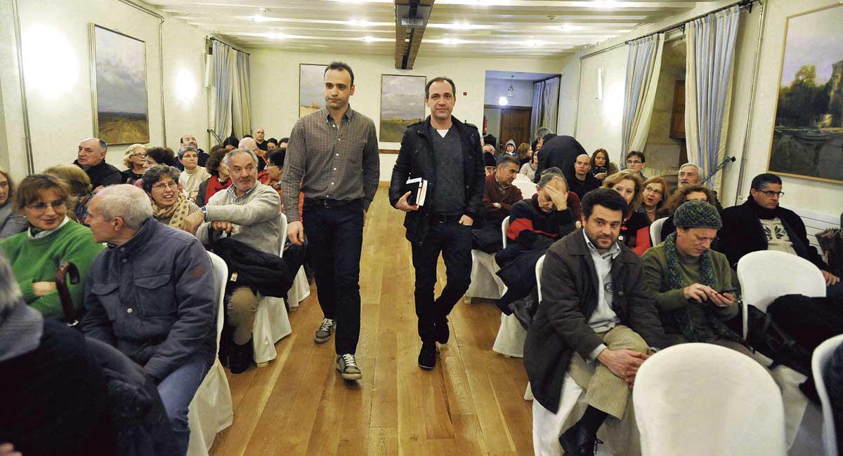 El periodista orensano Bruno Cardeñosa durante la charla coloquio ofrecida ayer en el Hotel Real Colegiata de San Isidoro. | DANIEL MARTÍN