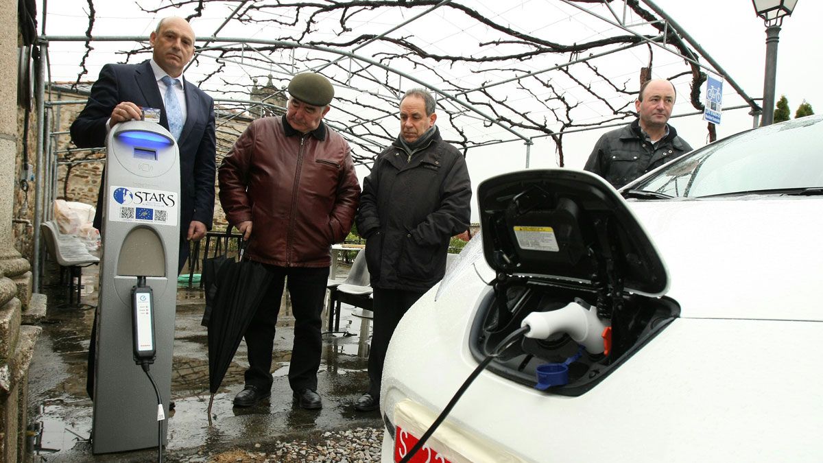 Muestra de la recarga de un coche eléctrico en el albergue San Nicolás de Flüe. | D.M.
