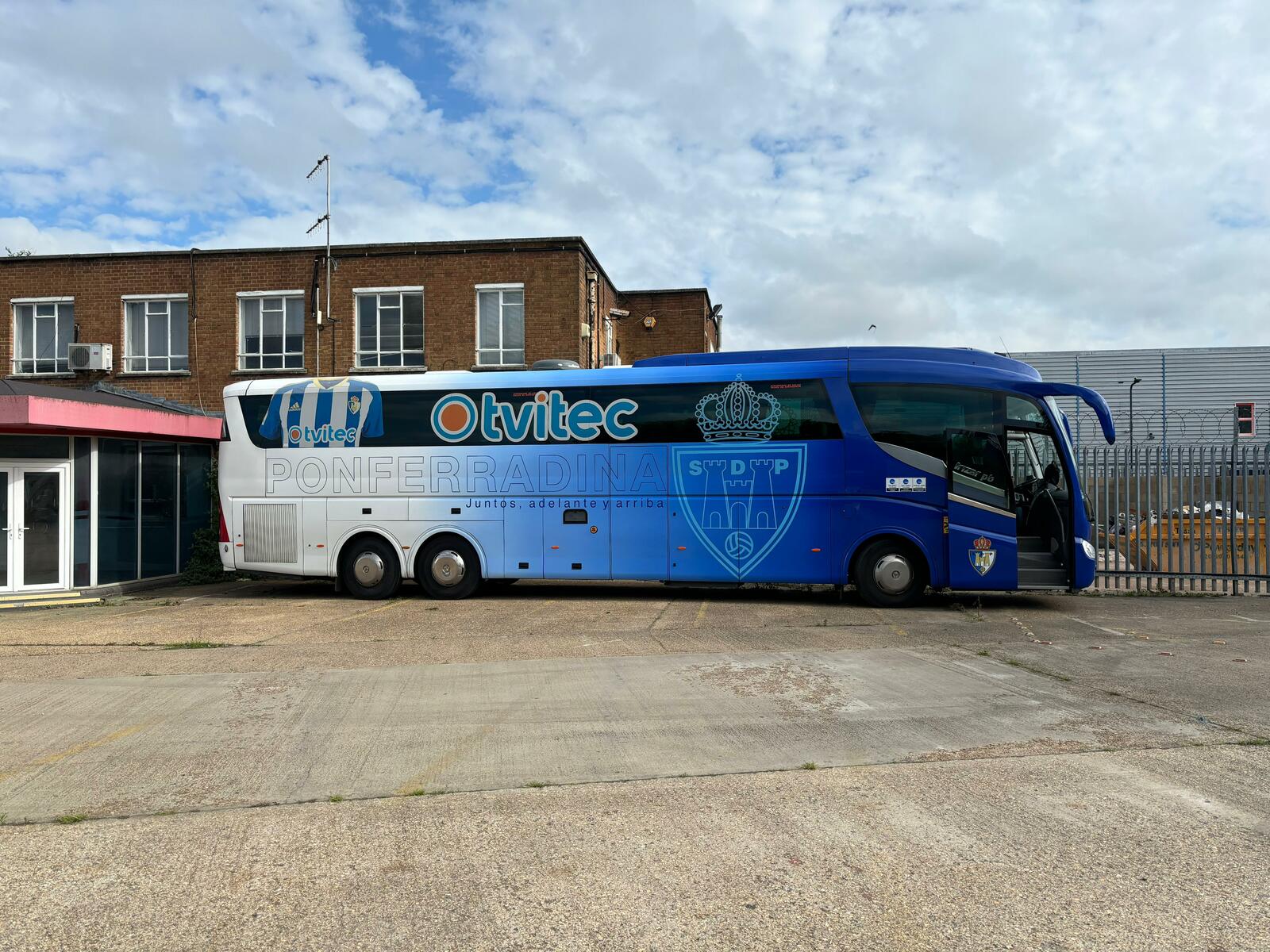 Imagen del autobús de la Deportiva que llevó a los aficionados bercianos a Londres | LNC