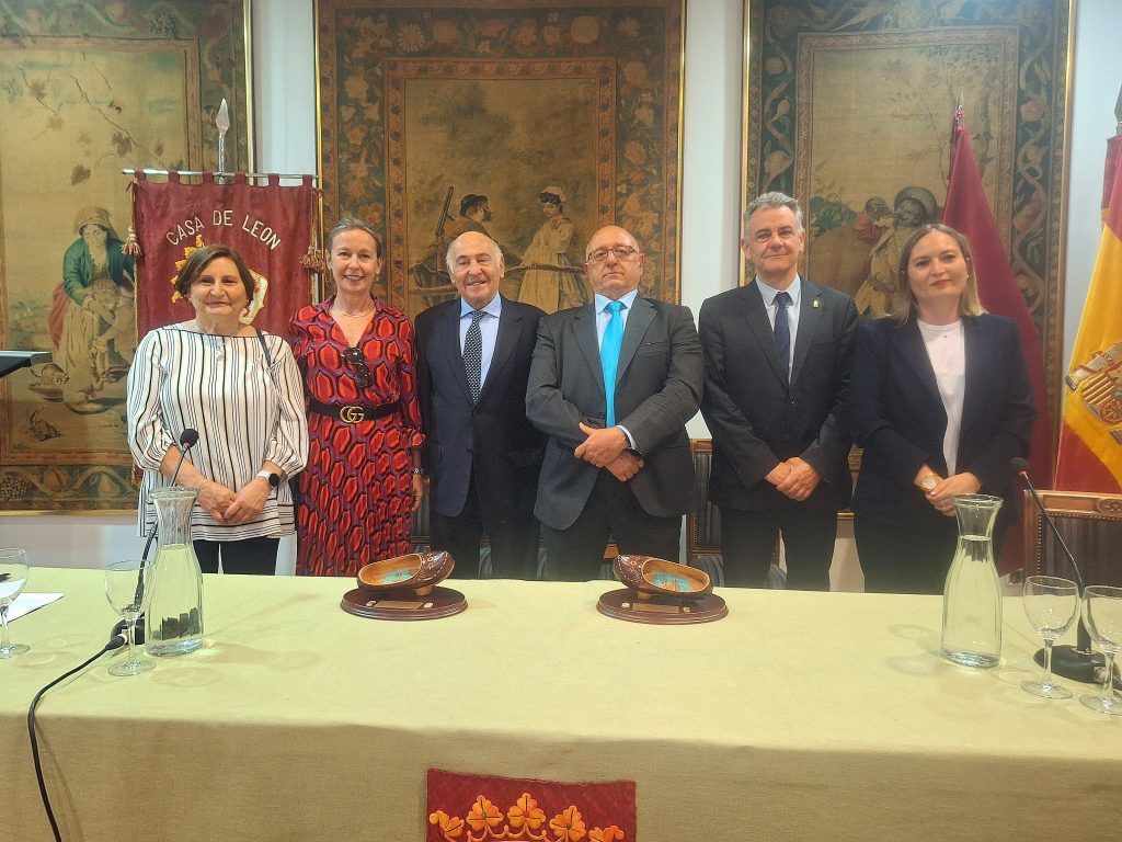 Entrega de las madreñas asturleonesas de la Casa de León y el Centro Asturiano en Madrid. | L.N.C.