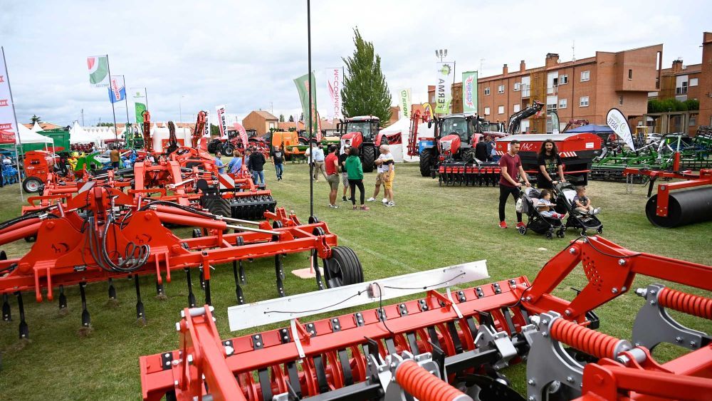 Un instante de la Feria Multisectorial de Santa María del Páramo del año pasado. | SAÚL ARÉN