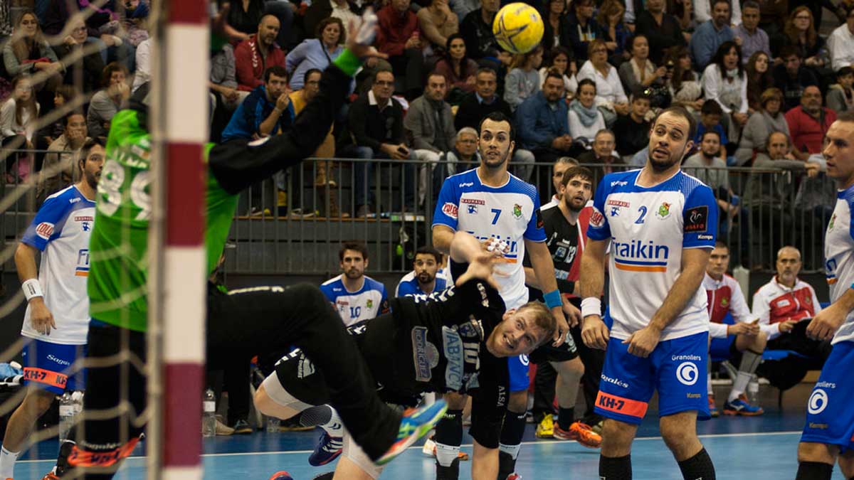 Diego Piñeiro lanza a portería en el partido de ida en Granollers. | JAIME PÉREZ GALLARDO