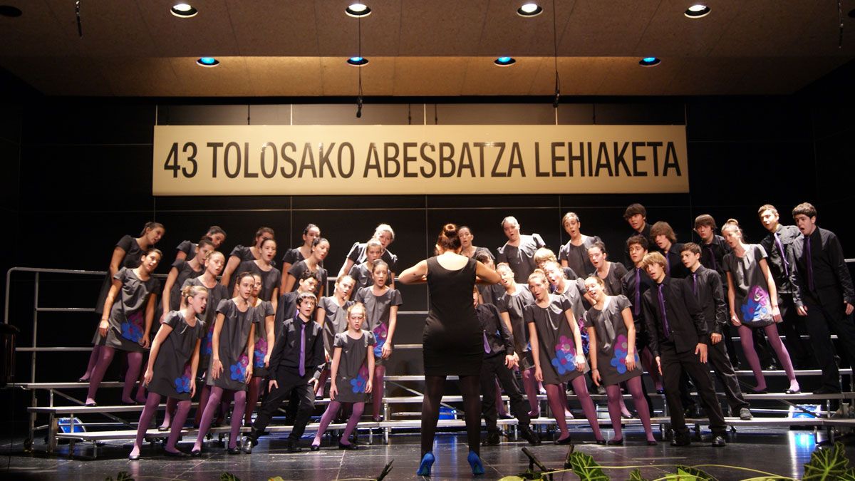 El Coro los Peques del León de Oro de Luanco protagonizan este sábado la primera de las dos jornadas del Encuentro de corales en el Auditorio.