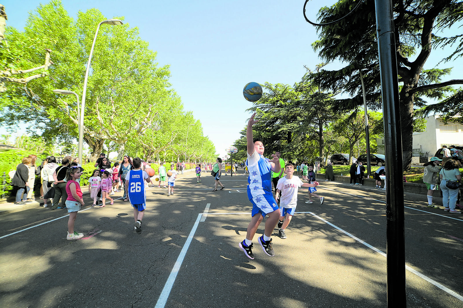 Niños durante un partido de baloncesto