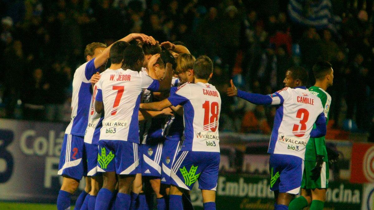 Varios jugadores de la Deportiva celebran un gol en El Toralín. | CÉSAR SÁNCHEZ